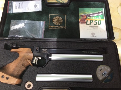 Pistola de aire comprimido, muy poco uso. STEYR LP50. 750€. Cacha de tamaño  S. Tel 619023754 Juan.   00
