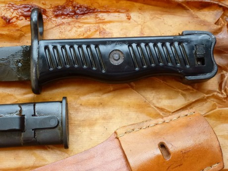 Buenos dias.
Vendo rarísima bayoneta de colección del subfusil yugoslavo Mod M-56 (copia del legendario 01