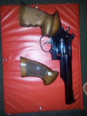 Buenas a todos:

Un buen amigo me pide que le ponga su revolver en venta. 

Se trata de un magnífico  00