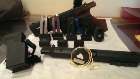 Vendo pistola HAMMERLI 280 calibre 32 más cañon del 22, 2 cargadores por calibre más recogevainas del 02