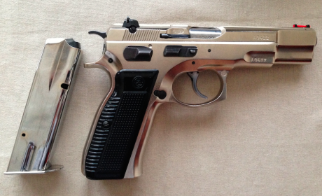 Vendo pistola, Marca CZ (BRNO), modelo 85 (modelo antiguo), calibre 9mm Pb, disparos aproximados 2500. 02