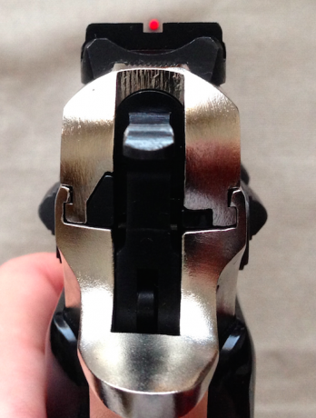Vendo pistola, Marca CZ (BRNO), modelo 85 (modelo antiguo), calibre 9mm Pb, disparos aproximados 2500. 01