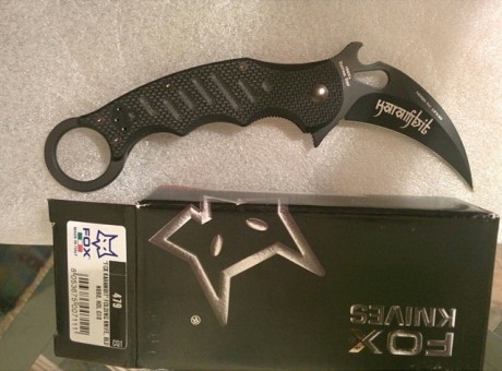 Hoja acero N690Co
Cachas G10 Negro
clip: 420J2B reversible

Tres Sistemas de apertura:  Emerson Wave - 00