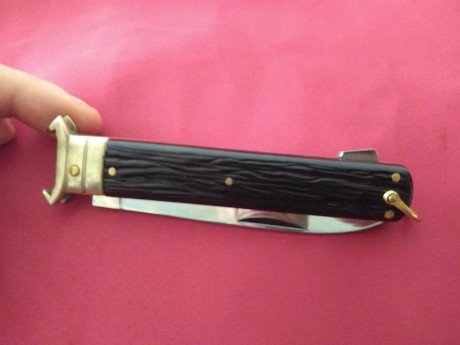 Se vende esta navaja marca Iher extracotra con empuñadura rugosa. Jamas usada. 200 euros.
O bien estudiaría 00