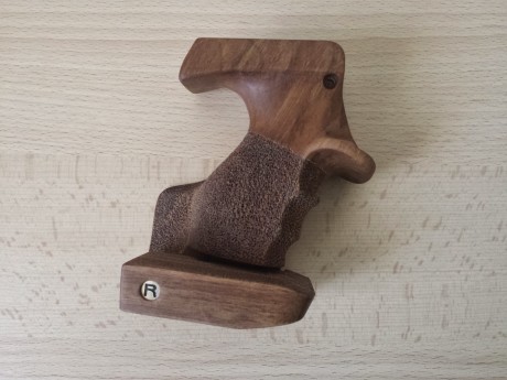 Se vende empuñadura Rink de la talla M, totalmente nueva a estrenar, para el modelo Walther GSP 1970 ( 02
