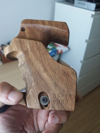 Se vende empuñadura Rink de la talla M, totalmente nueva a estrenar, para el modelo Walther GSP 1970 ( 01