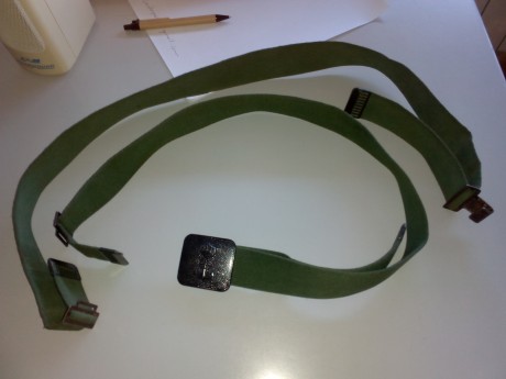 pues eso vendo:
 un chambergo de la legion vendido
una boina verde de las coes 20€
dos camisolas de infanteria 02