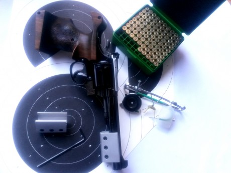 Vendo un estupendo revolver Smith & Wesson 14-3, del calibre .38 y longitud de cañón 6". Es un 41