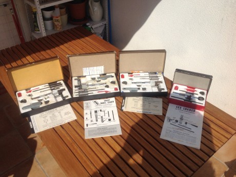 Pongo a la venta cuatro kits de recarga manual de los años 60.

Los kits están completos, con todos sus 01