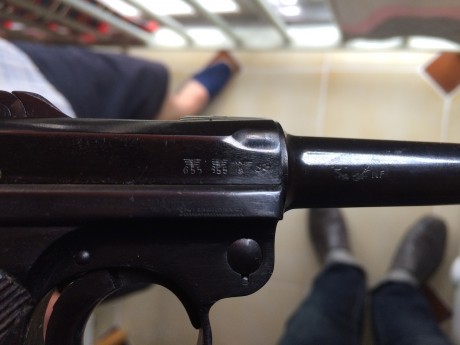 Hola a todos: me han ofrecido una Luger fabricada por Mauser en 1940 y posee unos punzonados que desconozco, 00