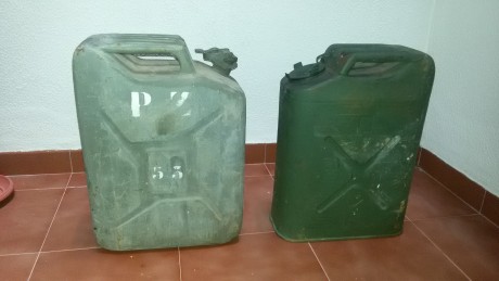 estupendos garrafas para transportar gasoil autenticas del ejercito, 30 euros cada una, atiendo whatssp 00