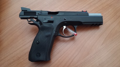 Hola amigos! ya que se muestran tantas armas buenas creo que a los propietarios de una cz 75 se nos tendría 62