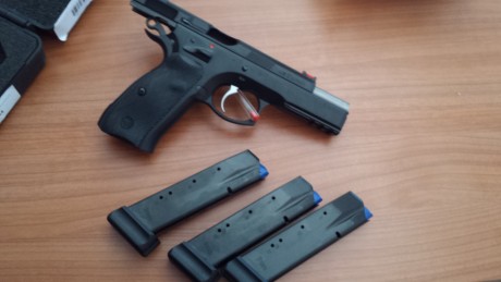 Hola amigos! ya que se muestran tantas armas buenas creo que a los propietarios de una cz 75 se nos tendría 61