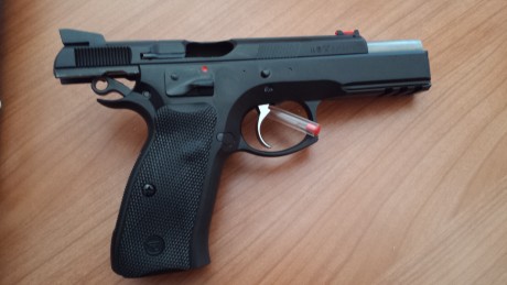 Hola amigos! ya que se muestran tantas armas buenas creo que a los propietarios de una cz 75 se nos tendría 60