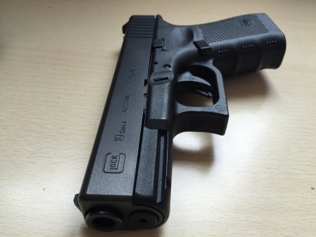 Glock 19 4ª Generación. Adquirida nueva en noviembre de 2012. Guiada en B. Tiene pegados escasamente 50 12