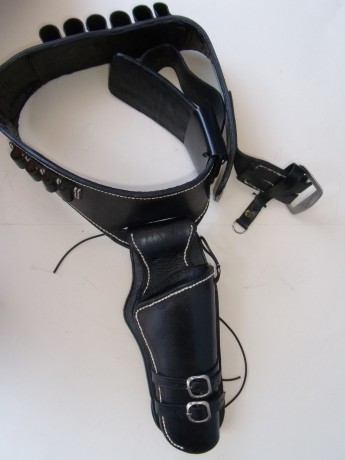 Únicamente en venta, no se cambia, canana de cuero para coleccionista o revolver far west en perfecto 00