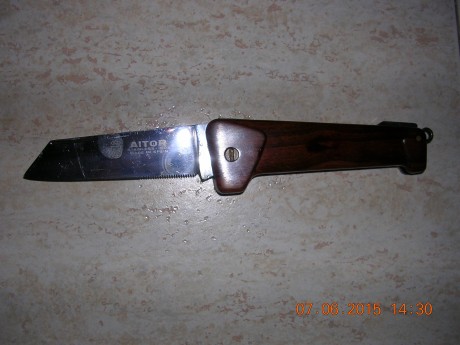 Ayer un buen amigo del Club y eminente cirujano, me regaló esta navaja, es una Aitor Cazador prepielcu, 01