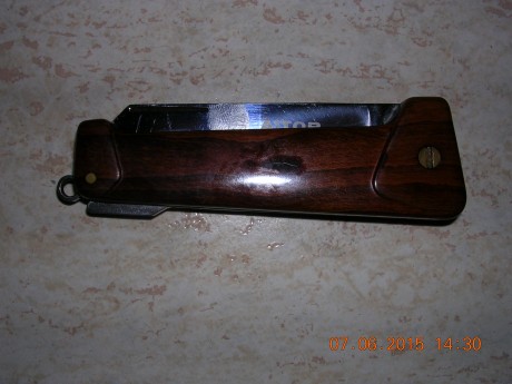 Ayer un buen amigo del Club y eminente cirujano, me regaló esta navaja, es una Aitor Cazador prepielcu, 00