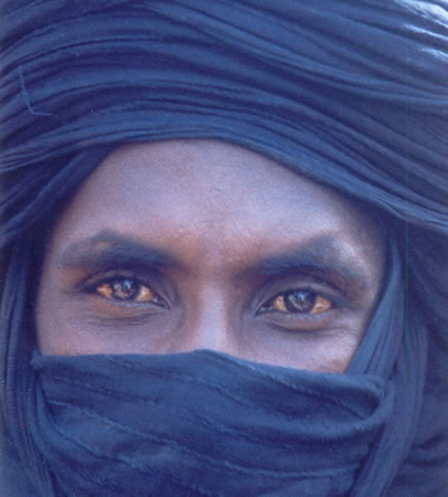 MOUSSA AG ASSARID, 

No sé mi edad: nací en el desierto del Sahara, sin papeles...! 
 

Nací en un campamento 00