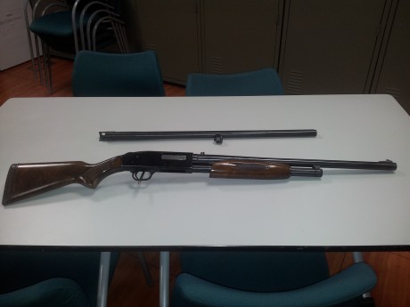 Se vende escopeta corredera mossberg 500 con cañon estriado de bala y cañon de caza con polichoques.
Esta 00