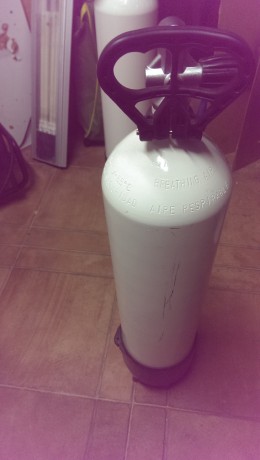 Se vende scuba  de 300 bares de 12 litros con culote y agarre está comprada este año .
Se puede recoger 00