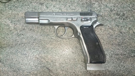 Muy buenas vendo pistola Cz75 en muy buen estado, se entrega con cargador  customizado, el que se ve en 02