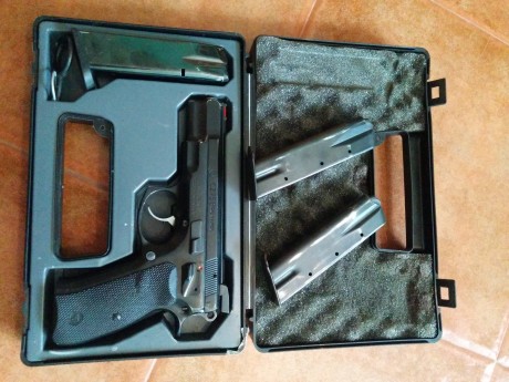 Vendo cz 75 b. Punto de mira rojo. 3 cargadores. Cinturón con funda extraccion rapida y dos portacargadores. 01