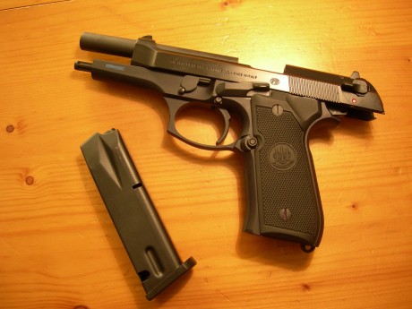Vendo esta  BERETTA 92 FS , calibre  9 mm Parabellum , en estado nuevo (ha disparado 375 cartuchos).

Se 02