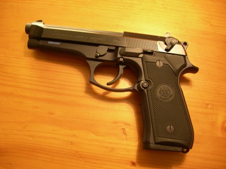 Vendo esta  BERETTA 92 FS , calibre  9 mm Parabellum , en estado nuevo (ha disparado 375 cartuchos).

Se 01