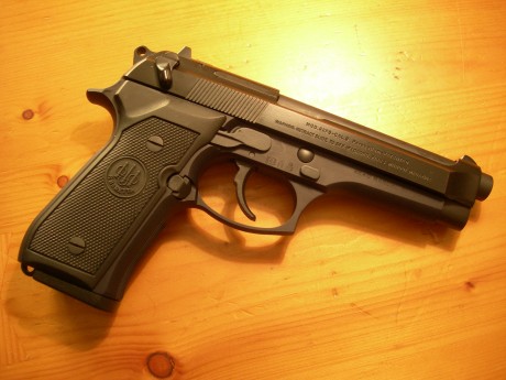 Vendo esta  BERETTA 92 FS , calibre  9 mm Parabellum , en estado nuevo (ha disparado 375 cartuchos).

Se 00