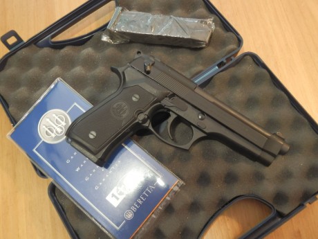 Vendo esta  BERETTA 92 FS , calibre  9 mm Parabellum , en estado nuevo (ha disparado 375 cartuchos).

Se 12