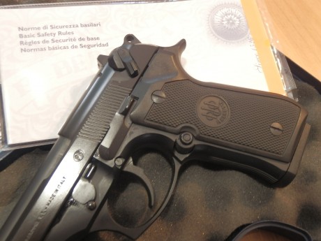 Vendo esta  BERETTA 92 FS , calibre  9 mm Parabellum , en estado nuevo (ha disparado 375 cartuchos).

Se 11
