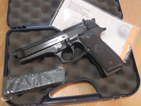Vendo esta  BERETTA 92 FS , calibre  9 mm Parabellum , en estado nuevo (ha disparado 375 cartuchos).

Se 10