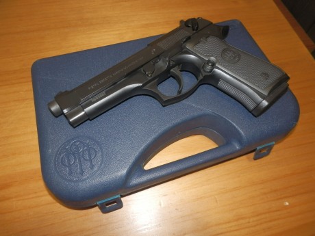 Vendo esta  BERETTA 92 FS , calibre  9 mm Parabellum , en estado nuevo (ha disparado 375 cartuchos).

Se 21