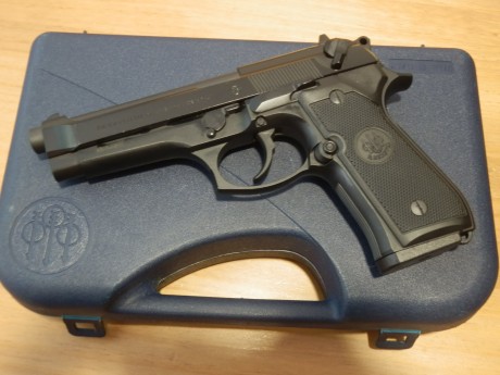 Vendo esta  BERETTA 92 FS , calibre  9 mm Parabellum , en estado nuevo (ha disparado 375 cartuchos).

Se 20