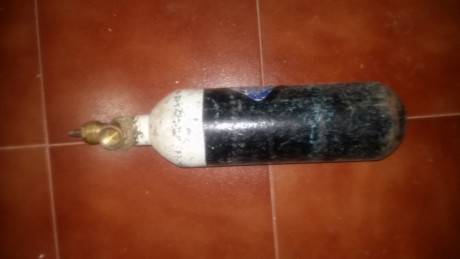 Pues tengo esta botella de oxigeno de las que se utilizan para soldar, por si a algún compañero le sirve 01