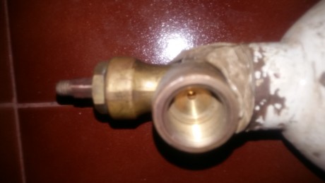 Pues tengo esta botella de oxigeno de las que se utilizan para soldar, por si a algún compañero le sirve 00