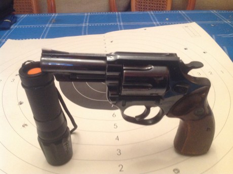 Vendo una carabina Unique X-51 bis calibre 22 LR.: Estado bueno. Cantonera regulable. Dos cargadores de 91
