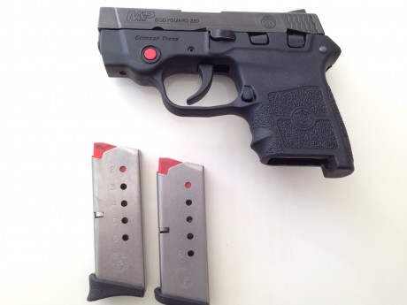 Vendo pistola marca S&W modelo Bodyguard .380 Auto. Es el modelo que lleva laser incorporado.
Incluyo 02