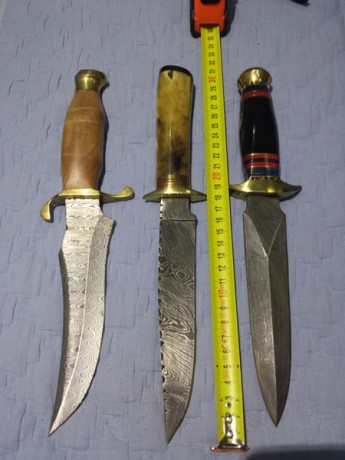 Vendo preciosos cuchillos de acero de damsco o los cambio por cuchillos de valor similar

Pongo las fotos 00