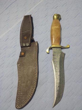 Vendo preciosos cuchillos de acero de damsco o los cambio por cuchillos de valor similar

Pongo las fotos 11