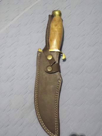 Vendo preciosos cuchillos de acero de damsco o los cambio por cuchillos de valor similar

Pongo las fotos 10