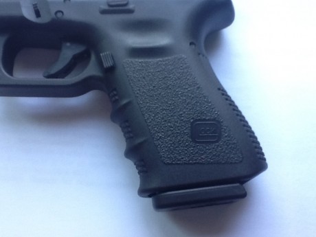 Lo dicho, vendo Glock 19 3G en muy buen estado. La venta incluye pistola, 2 cargadores, maletín original, 100