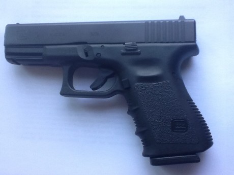 Lo dicho, vendo Glock 19 3G en muy buen estado. La venta incluye pistola, 2 cargadores, maletín original, 121