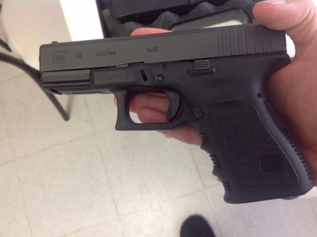 Bueno,pues vendo una glock 19, de tercera generación, 9 mm. Guiada en A, y usada dos veces en campo de 02