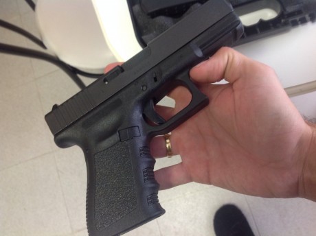 Bueno,pues vendo una glock 19, de tercera generación, 9 mm. Guiada en A, y usada dos veces en campo de 01