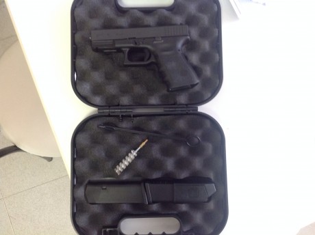 Bueno,pues vendo una glock 19, de tercera generación, 9 mm. Guiada en A, y usada dos veces en campo de 00
