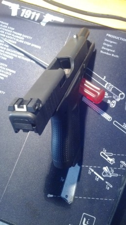 Señores, pongo a la venta la que posiblemente sea la única Glock 42 guiada en F.
Poco hay que decir de 01