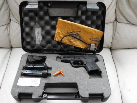 Vendo pistola Smith & Wesson M&P 9C 
Perfecto estado. Impecable.
Maletín , candado, cachas y doc. 00