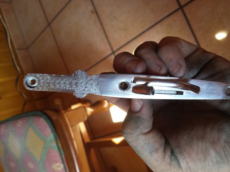 Buenas,  me han regalado una escopeta paralela que está bastante bien de maderas pero tiene una pequeña 70